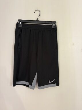 Nike boys Dri Fit Athletic Shorts Black Size XL ** picks and pulls on the back*
